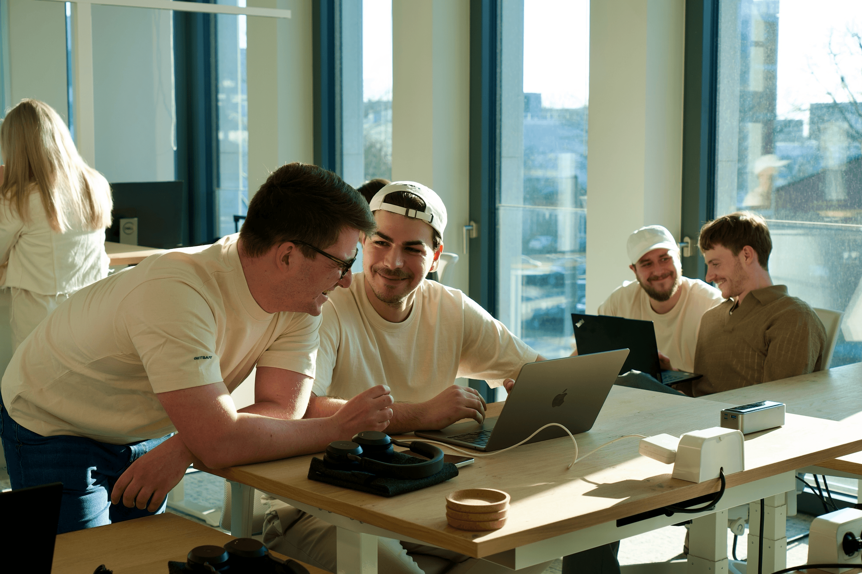 Gianluca Celant am MacBook in München — Gründer DATENKLAR